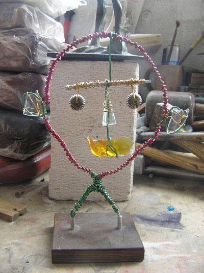 Niño, 2008, alambre y cristal