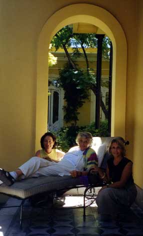 Buenos Aires, dec. 2002. Evelyne, Anne Ancelin Schutzenberger, Laura Bertone